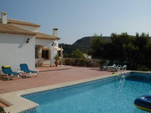 Pool og terrasse - feriehus i Spanien